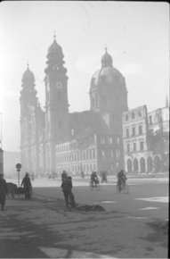 Historisches Bild der Stadt München mit Zwangsarbeitern bei der Straßenarbeit